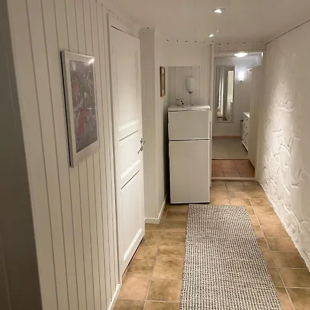 Sokkelleilighet Med 3 Soverom 아파트 몰데