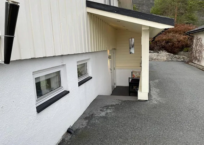 Sokkelleilighet Med 3 Soverom Διαμέρισμα