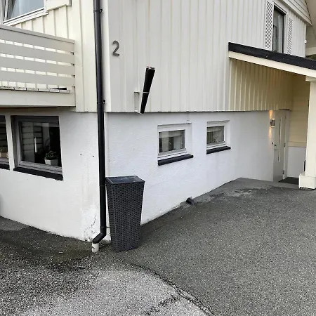 Sokkelleilighet Med 3 Soverom Lägenhet