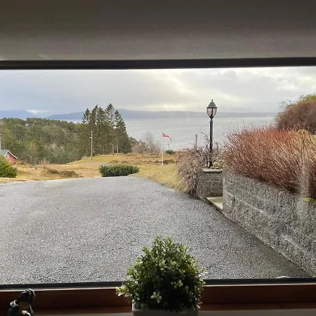 Lägenhet Sokkelleilighet Med 3 Soverom