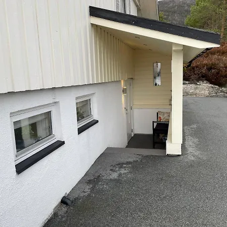 Sokkelleilighet Med 3 Soverom Lägenhet